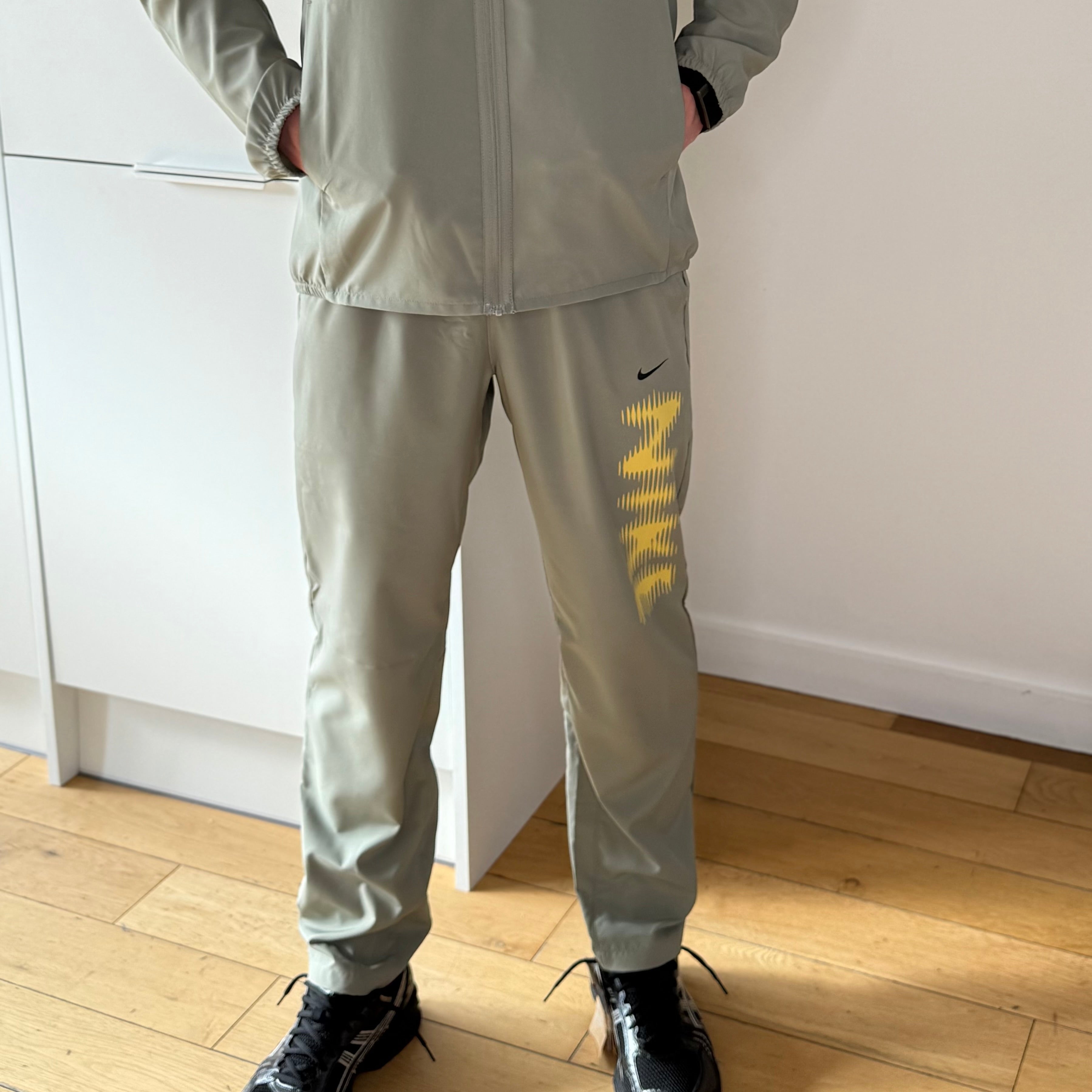 NIKE FORM TRACKSUIT ‘LIGHT ARMY/SATURN GOLD’