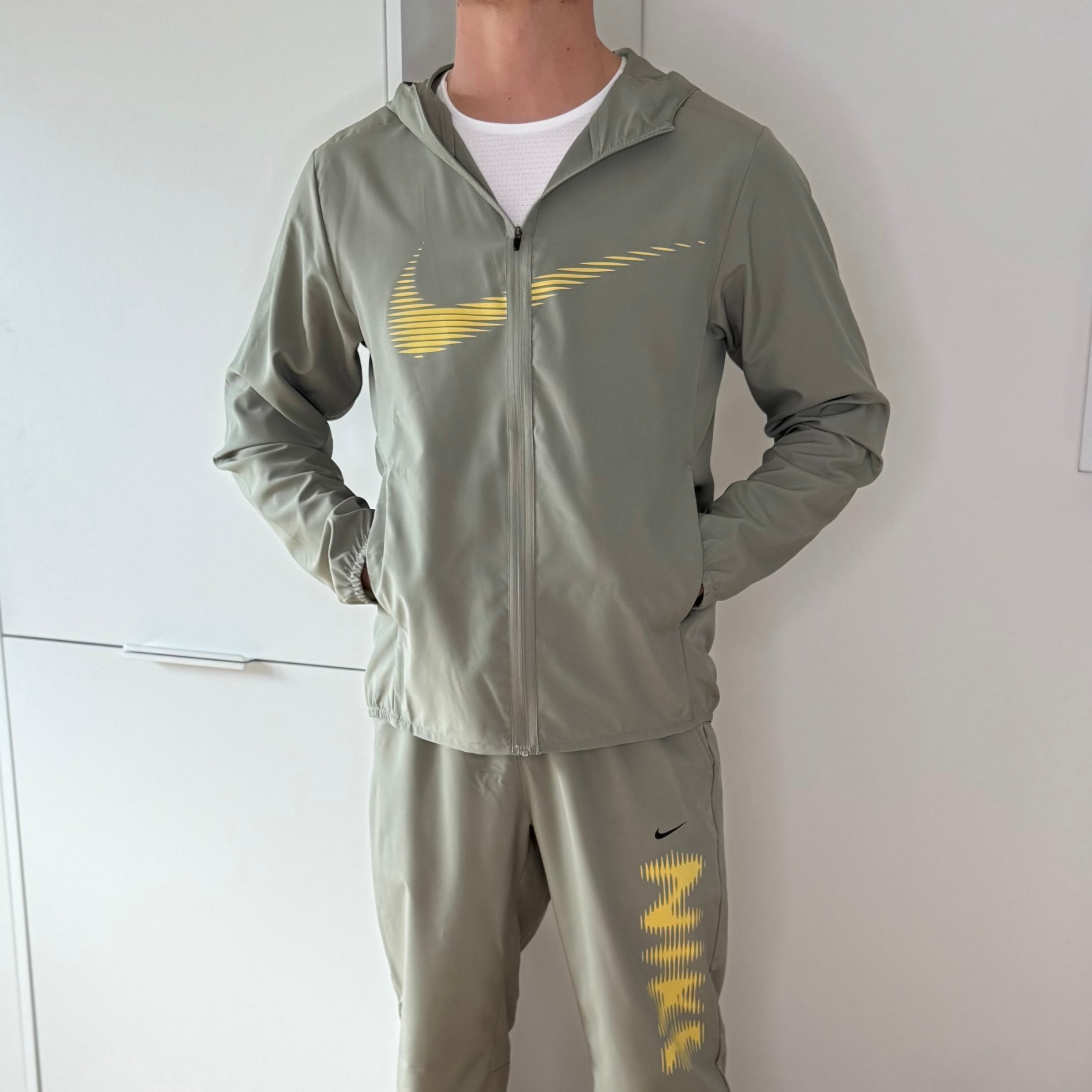 NIKE FORM TRACKSUIT ‘LIGHT ARMY/SATURN GOLD’