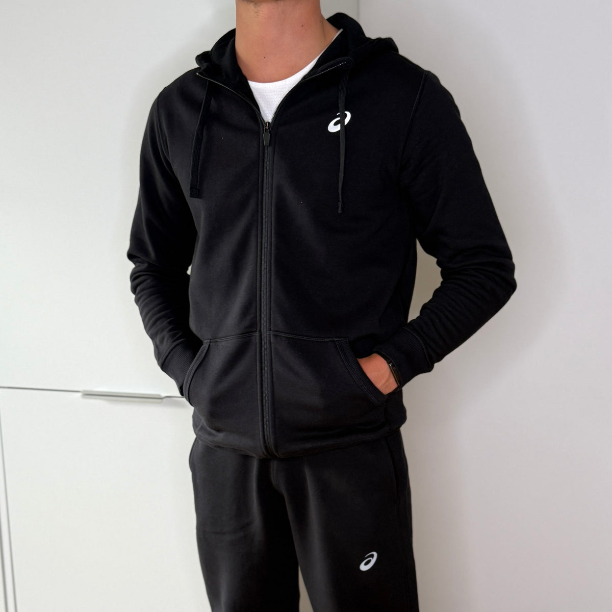 ASICS SPORT FLEECE TRACKSUIT ‘PERFORMANCE BLACK’