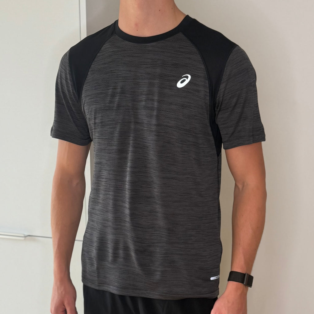 ASICS ROAD T-SHIRT ‘BLACK/GREY’